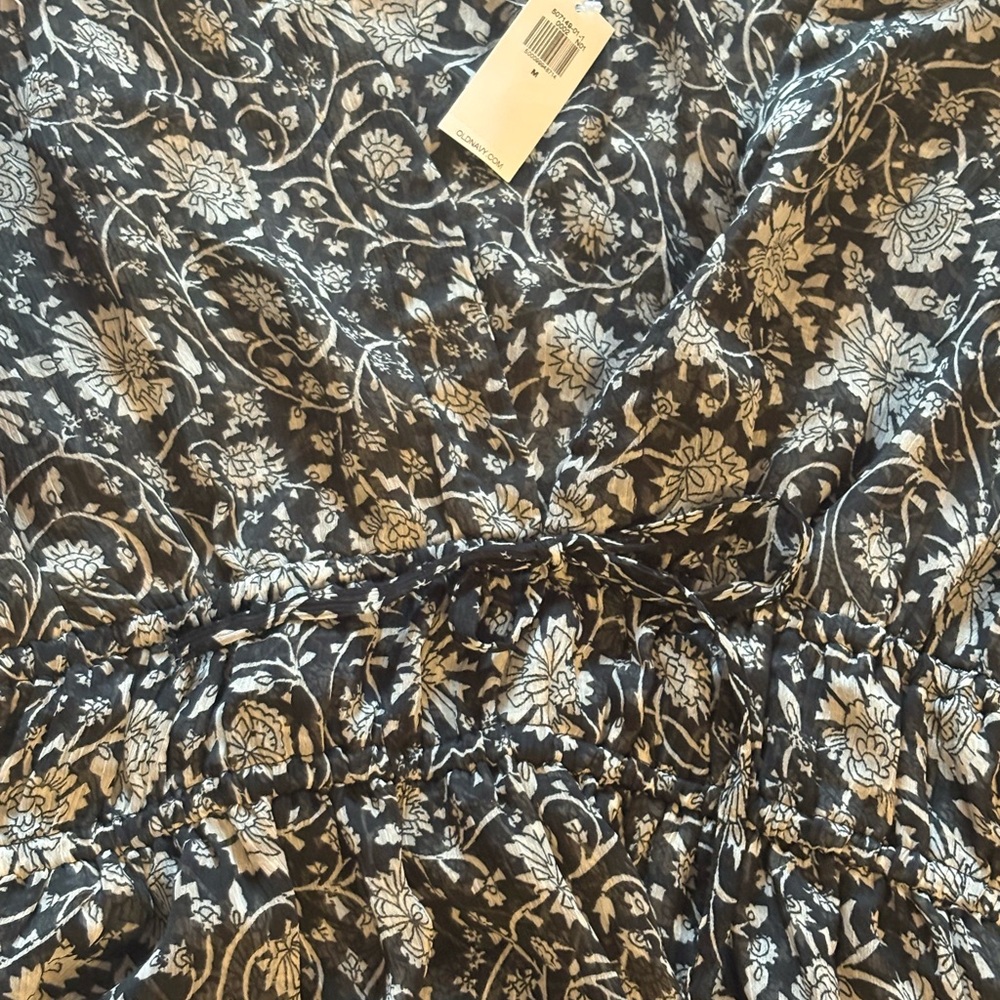 NWT Old Navy Black and White Fitted Blouse V-Neck  Women’s Semi Sheer Medium - Picture 6 of 7
